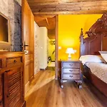 Berghuette Mit Terrasse- Kamin Und Jacuzzi By Interhome Casa vacanze *