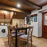 Casa vacanze Berghuette Mit Terrasse- Kamin Und Jacuzzi By Interhome *