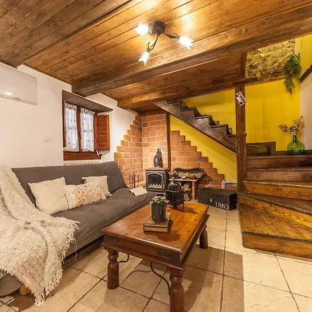 Casa vacanze Berghuette Mit Terrasse- Kamin Und Jacuzzi By Interhome *