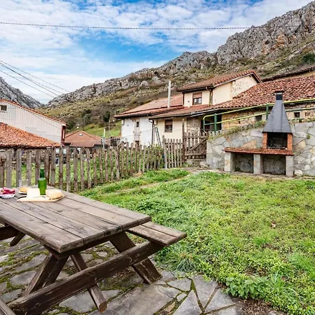 Berghuette Mit Terrasse- Kamin Und Jacuzzi By Interhome Feriehus