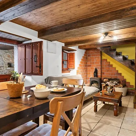 Berghuette Mit Terrasse- Kamin Und Jacuzzi By Interhome *