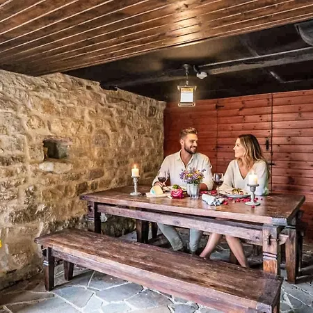 Berghuette Mit Terrasse- Kamin Und Jacuzzi By Interhome Feriehus